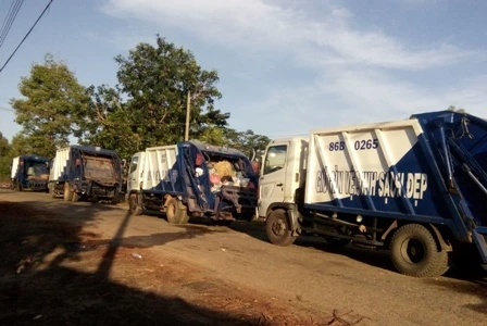 Dân chặn đường không cho xe đổ rác vào bãi vì quá ô nhiễm ảnh 1