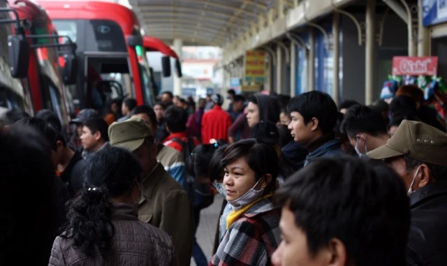Người dân về quê đón tết Dương lịch, bến xe chật ních người ảnh 1