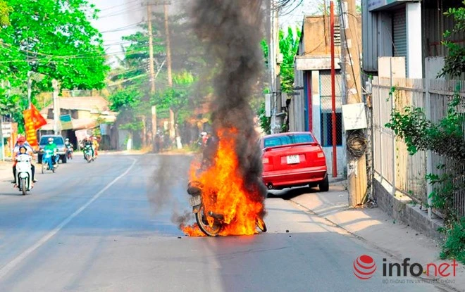 Xe cháy dữ dội, hai người quăng xe tháo chạy ảnh 1