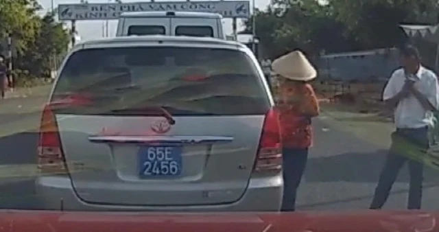 Cần Thơ: Xe công bị dàn cảnh lấy trộm tài sản là của quận ảnh 1