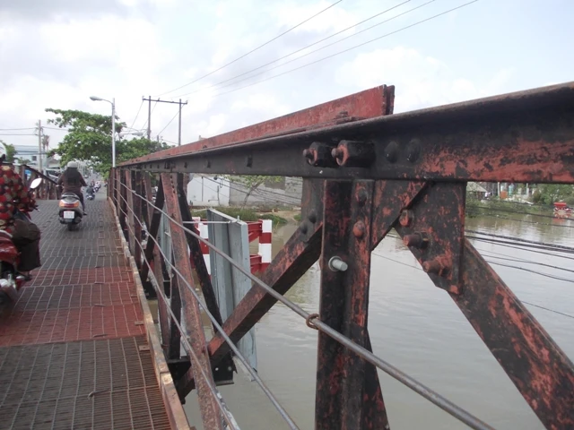 Thót tim qua những cây cầu chờ sập ở TP.HCM ảnh 4