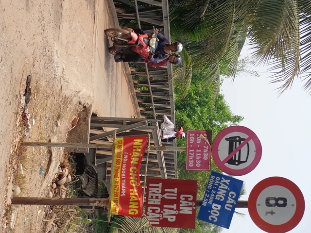 Thót tim qua những cây cầu chờ sập ở TP.HCM ảnh 9