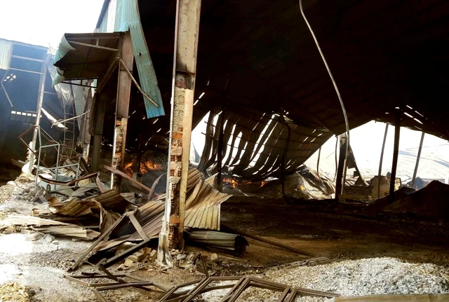 Sau bốn ngày vẫn chưa dập được đám cháy ở kho mì ảnh 1