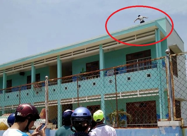 Một thanh niên nghi ngáo đá leo lên sân thượng trường mầm non ảnh 1