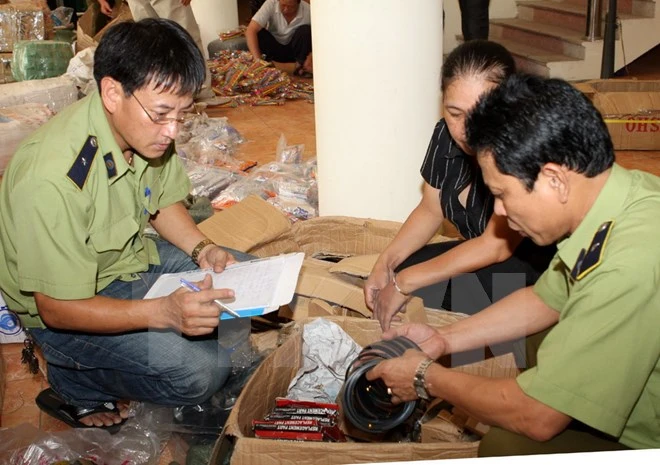 Bắt giữ khẩn cấp một người Trung Quốc buôn lậu phụ tùng ô tô ảnh 1