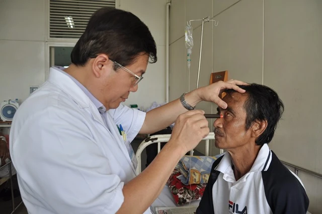 Ông Huỳnh Văn Nén xuất viện và sẽ tiếp tục tập đi xe máy ảnh 1