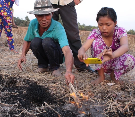 Người dân đổ xô kéo đi xem 'ngọn lửa cháy hoài không tắt' ảnh 1