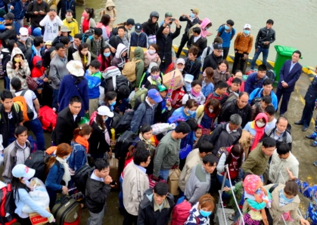 Hàng chục tàu cao tốc đưa du khách kẹt ở Cù Lao Chàm vào bờ ảnh 1