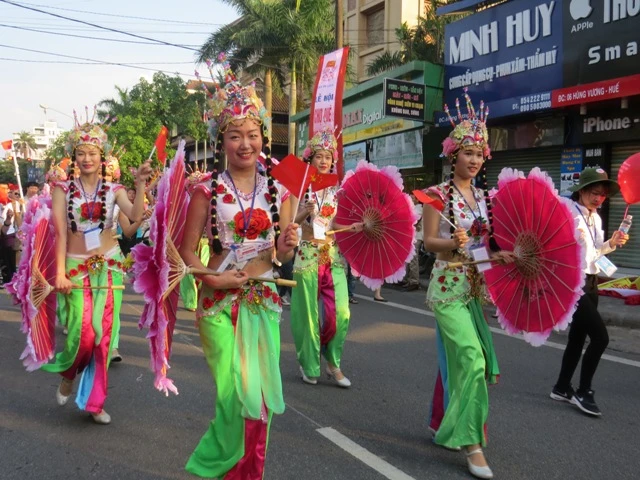 Chùm ảnh: Đặc sắc lễ hội đường phố ở Festival Huế 2016 ảnh 1 Chùm ảnh: Đặc sắc lễ hội đường phố ở Festival Huế 2016 ảnh 1