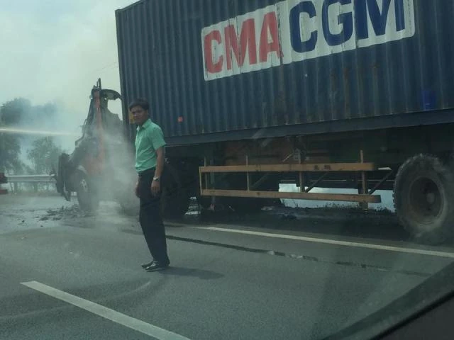 Tài xế tung cửa thoát thân khi xe container bốc cháy trên cao tốc ảnh 2