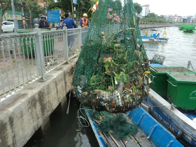 Rải 7 tấn hóa chất xử lý ô nhiễm kênh Nhiêu Lộc - Thị Nghè ảnh 1