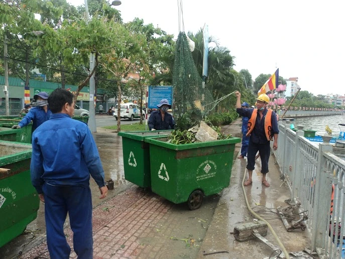 Rải 7 tấn hóa chất xử lý ô nhiễm kênh Nhiêu Lộc - Thị Nghè ảnh 3