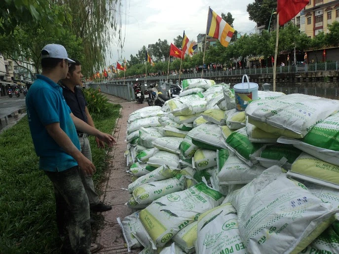 Rải 7 tấn hóa chất xử lý ô nhiễm kênh Nhiêu Lộc - Thị Nghè ảnh 6