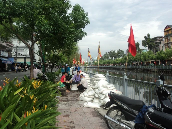 Rải 7 tấn hóa chất xử lý ô nhiễm kênh Nhiêu Lộc - Thị Nghè ảnh 7