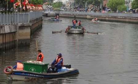 Ba năm, hơn 100 tấn cá chết kênh Nhiêu Lộc - Thị nghè ảnh 1 Ba năm, hơn 100 tấn cá chết kênh Nhiêu Lộc - Thị nghè ảnh 1