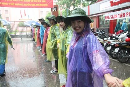  Thí sinh 'méo mặt' vì đề thi vật lý ảnh 2