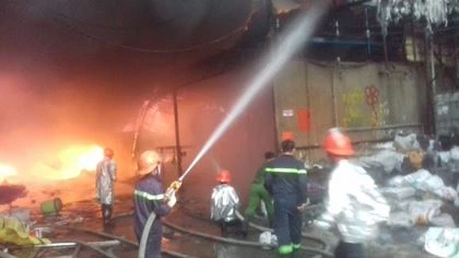 Sau tiếng nổ lớn, hỏa hoạn thiêu rụi xưởng gỗ ảnh 1