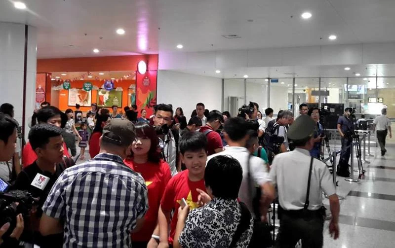 Hoàng Xuân Vinh chật vật thoát khỏi 'vòng vây' người hâm mộ ảnh 7