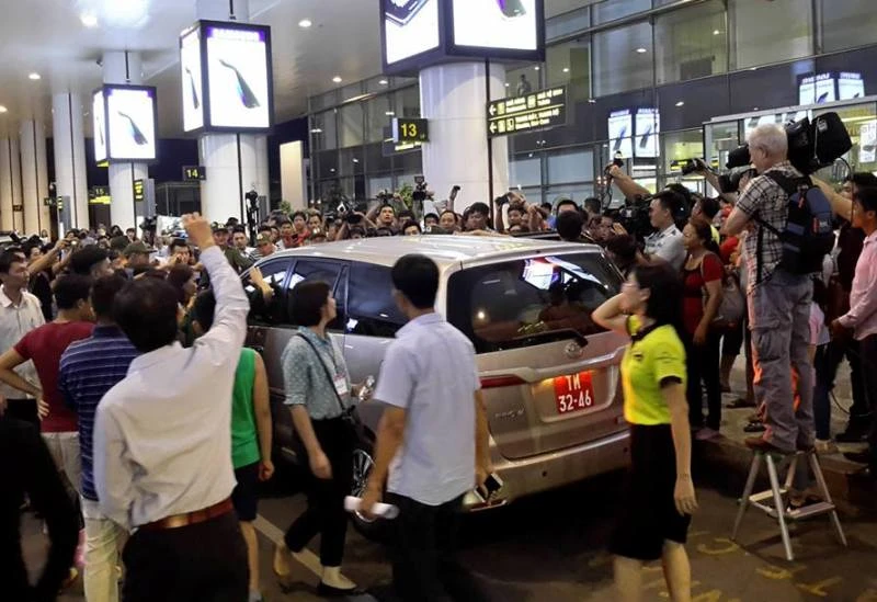 Hoàng Xuân Vinh chật vật thoát khỏi 'vòng vây' người hâm mộ ảnh 1