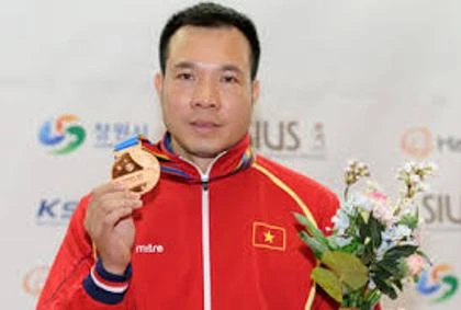 Hoàng Xuân Vinh chật vật thoát khỏi 'vòng vây' người hâm mộ ảnh 8