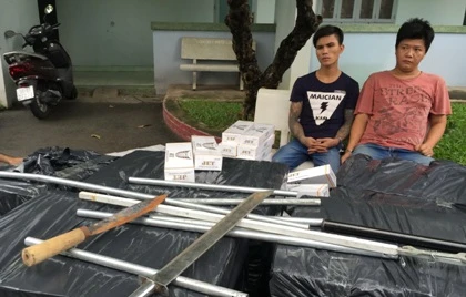 CSGT bắt ô tô chở thuốc lá lậu, mang theo mã tấu, dao bầu ảnh 1