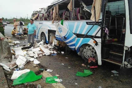 Xe khách đâm dải phân cách, 1 hành khách tử vong ảnh 1