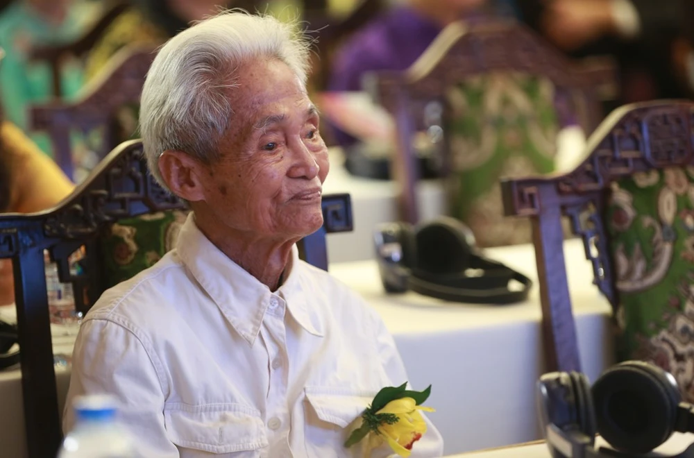 Cụ ông 26 năm viết thư ở Bưu điện TP.HCM nhận giải KOVA ảnh 2