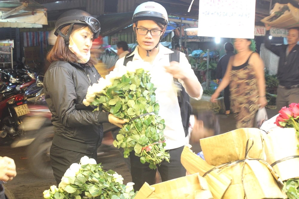 Trước ngày 8-3, chợ hoa Hồ Thị Kỷ có gì hấp dẫn? ảnh 11
