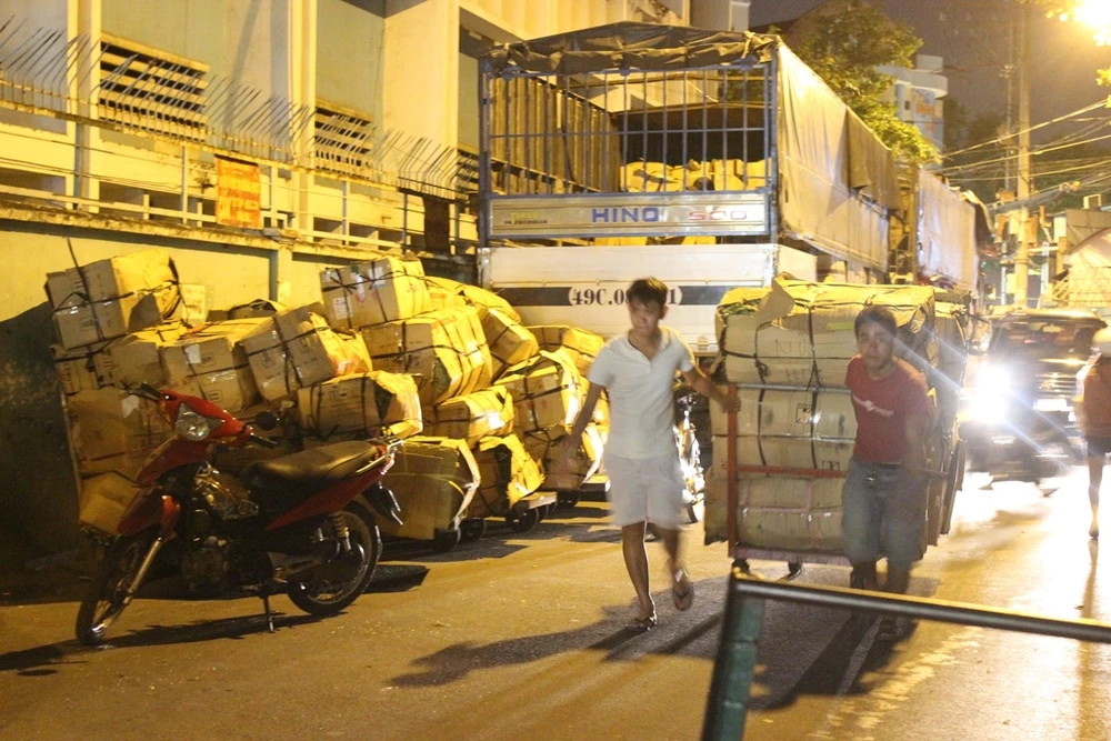 Trước ngày 8-3, chợ hoa Hồ Thị Kỷ có gì hấp dẫn? ảnh 1