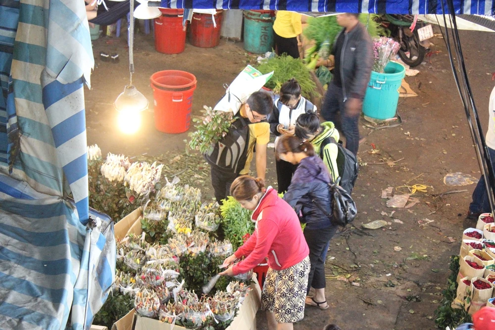 Trước ngày 8-3, chợ hoa Hồ Thị Kỷ có gì hấp dẫn? ảnh 9