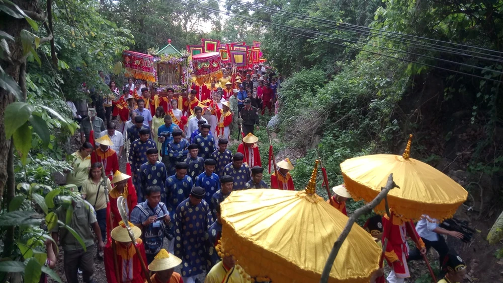 Phục dựng lễ rước tượng Bà Chúa Xứ núi Sam ảnh 3