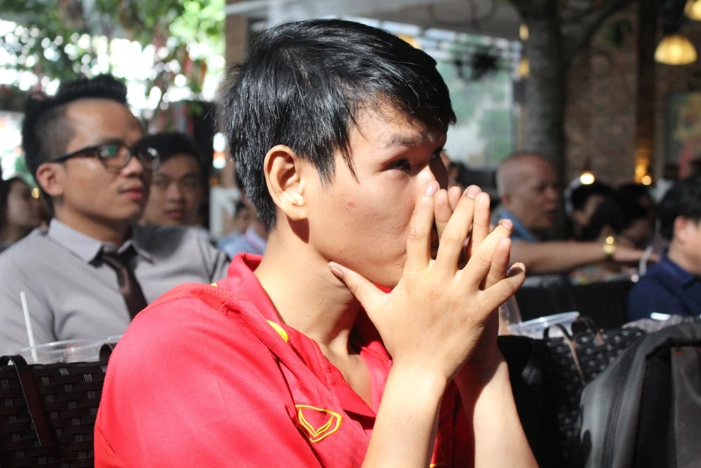 Cổ động viên bật khóc trước trận thua của U20 Việt Nam ảnh 2