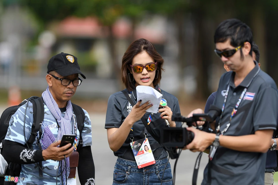 Nữ phóng viên xinh đẹp của đoàn Thái Lan tại SEA Games ảnh 3