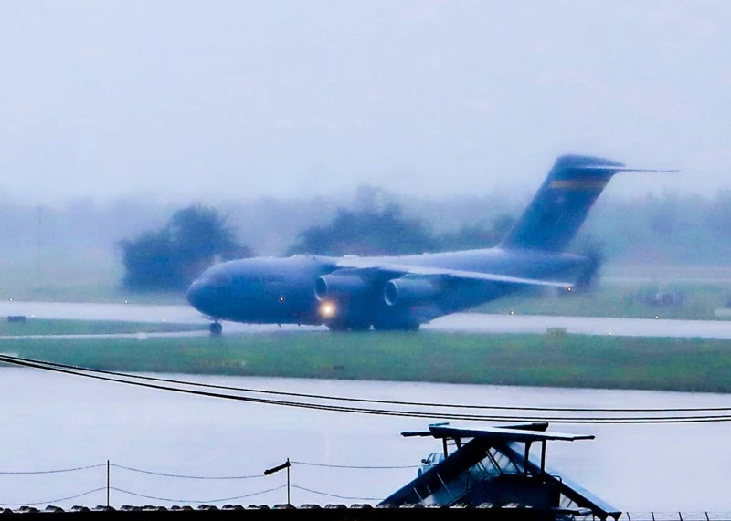 Cận cảnh máy bay C17 của Mỹ ở sân bay Đà Nẵng ảnh 4