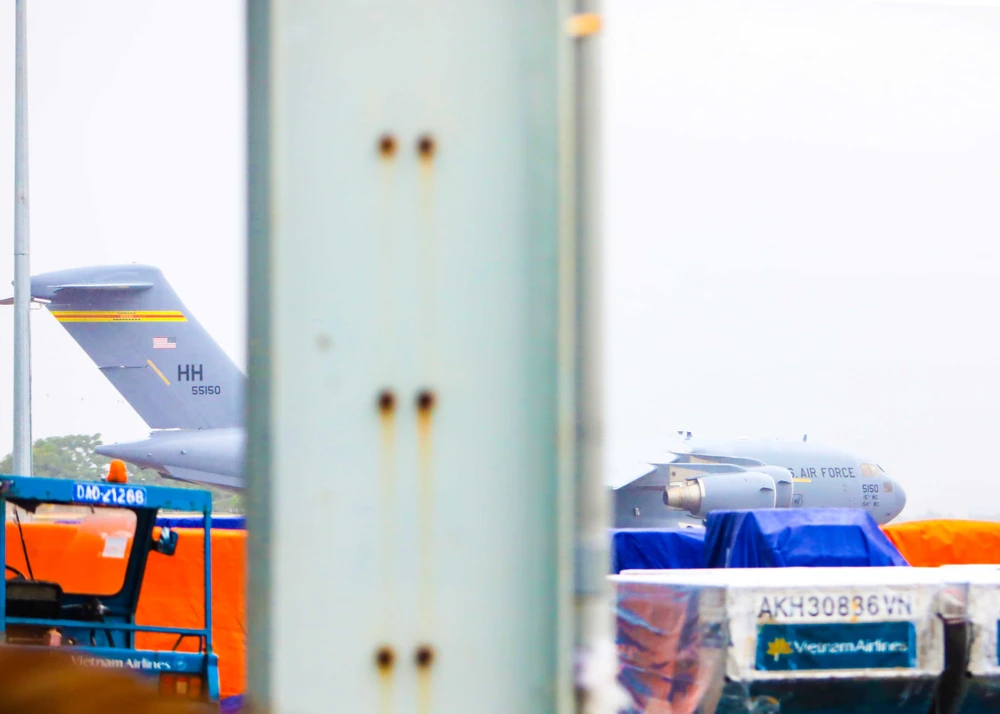 Cận cảnh máy bay C17 của Mỹ ở sân bay Đà Nẵng ảnh 6