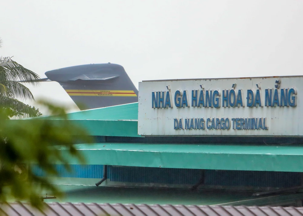 Cận cảnh máy bay C17 của Mỹ ở sân bay Đà Nẵng ảnh 5