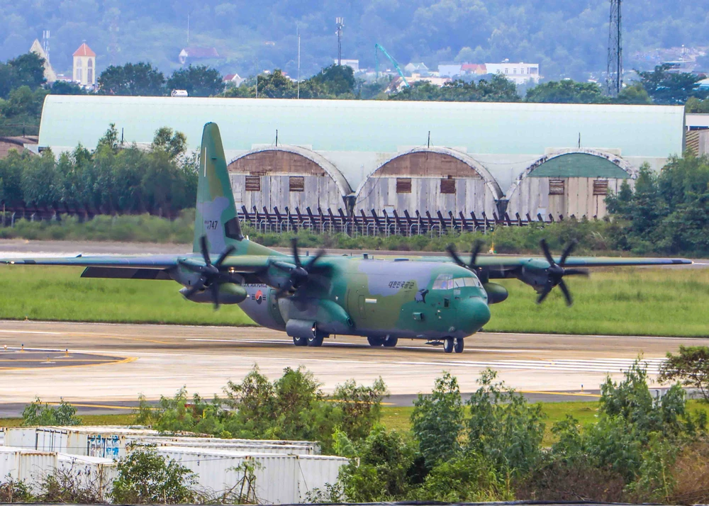 Máy bay C-130 Hàn Quốc đưa siêu xe đến sân bay Đà Nẵng ảnh 6