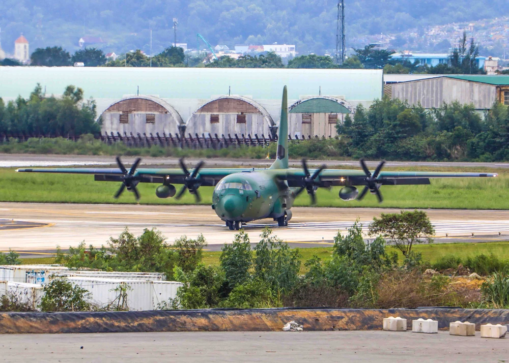 Máy bay C-130 Hàn Quốc đưa siêu xe đến sân bay Đà Nẵng ảnh 3