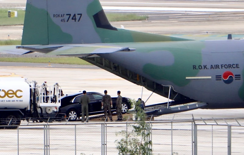 Máy bay C-130 Hàn Quốc đưa siêu xe đến sân bay Đà Nẵng ảnh 10