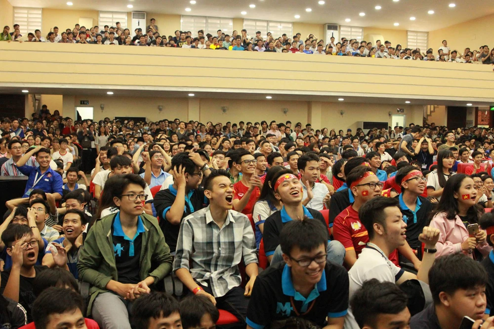 Hàng ngàn CĐV 'tiếp sức' cho đội tuyển U23-Việt Nam ảnh 9