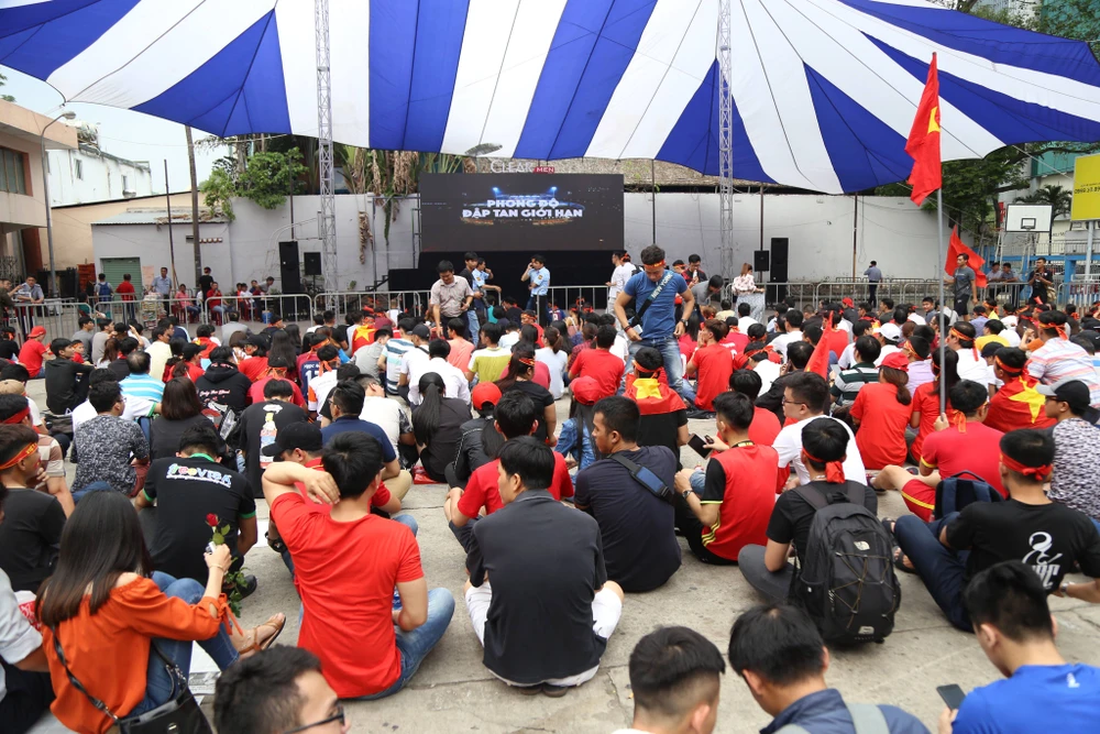 Hàng ngàn CĐV 'tiếp sức' cho đội tuyển U23-Việt Nam ảnh 13