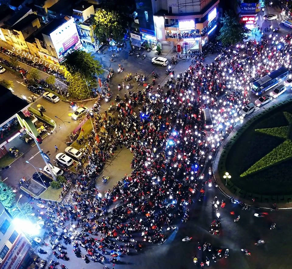 Cả nước ra đường ăn mừng chiến thắng của U23 Việt Nam ảnh 1