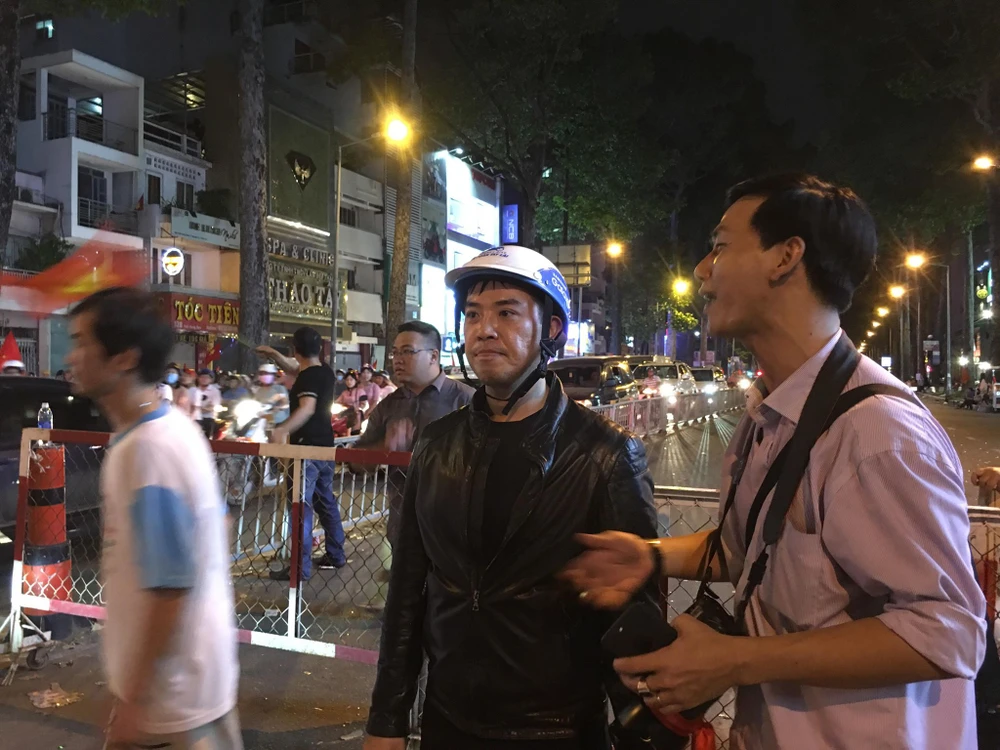 TP.HCM phong tỏa đường,giải tán người ăn mừng quá khích ảnh 3