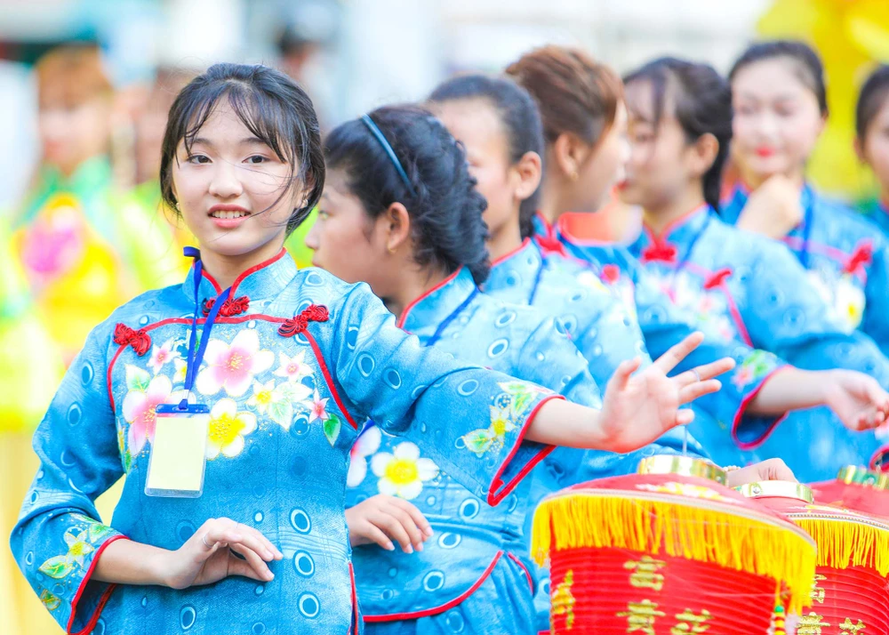 Phố người Hoa đông nghịt người trong Tết nguyên tiêu ảnh 11