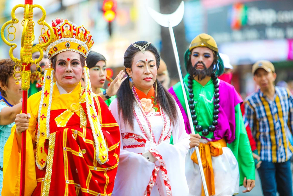 Phố người Hoa đông nghịt người trong Tết nguyên tiêu ảnh 5