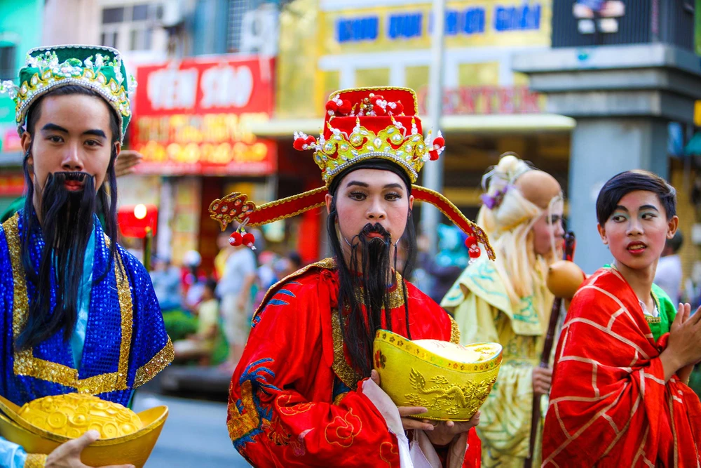 Phố người Hoa đông nghịt người trong Tết nguyên tiêu ảnh 6