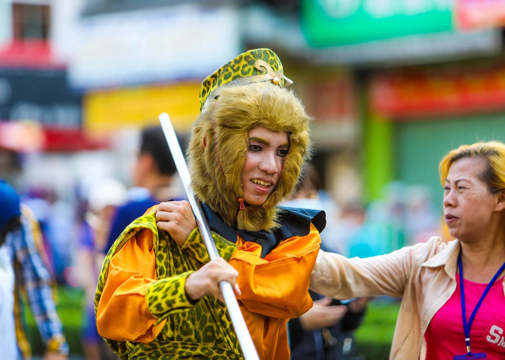 Phố người Hoa đông nghịt người trong Tết nguyên tiêu ảnh 7