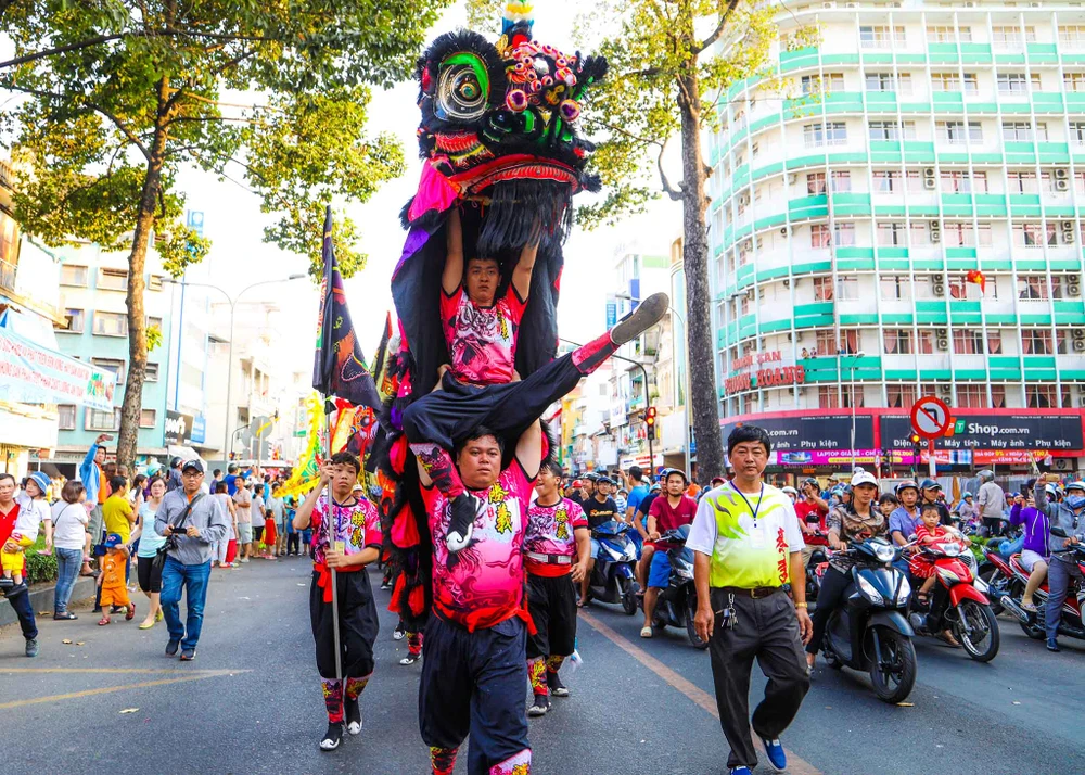 Phố người Hoa đông nghịt người trong Tết nguyên tiêu ảnh 4