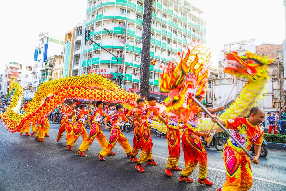Phố người Hoa đông nghịt người trong Tết nguyên tiêu ảnh 3