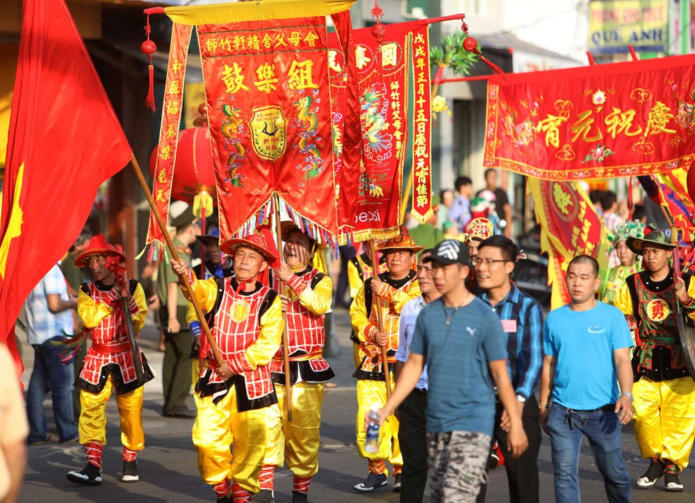 Phố người Hoa đông nghịt người trong Tết nguyên tiêu ảnh 2